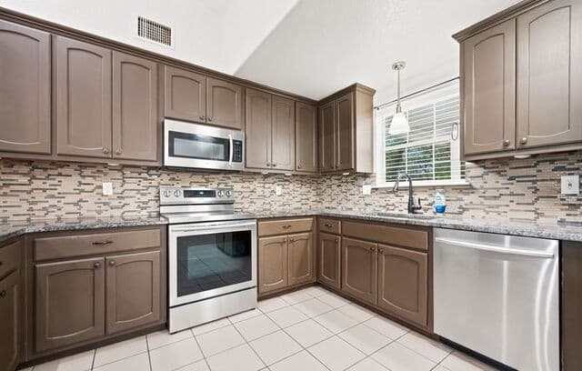 Home for sale at 104 Shadow Woods in La Vernia, TX — photo 5