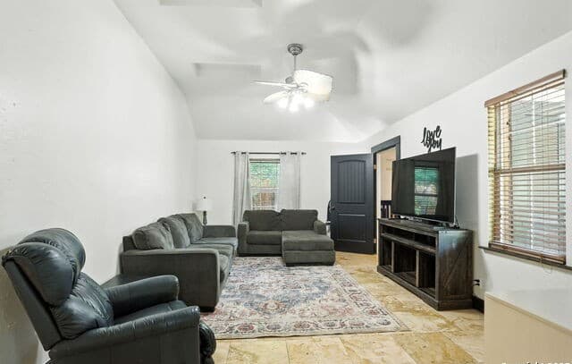3-bedroom rental at 10B Fm 473 in Comfort, TX — photo 4