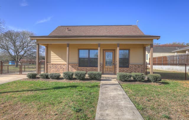 2-bedroom rental at 1607 2nd St in Floresville TX