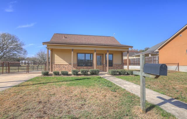 2-bedroom rental at 1607 2nd St in Floresville, TX — photo 2