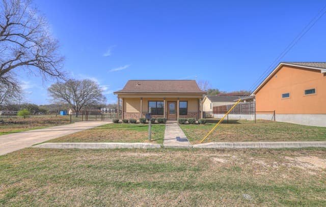 2-bedroom rental at 1607 2nd St in Floresville, TX — photo 3