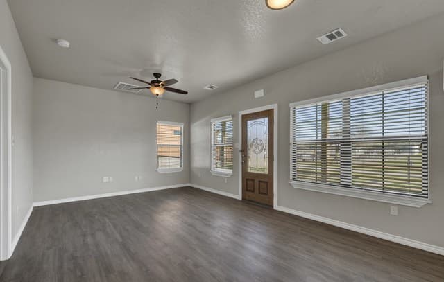 2-bedroom rental at 1607 2nd St in Floresville, TX — photo 4