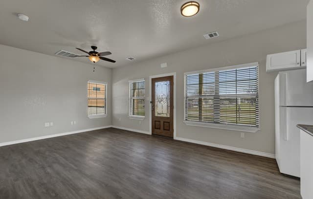 2-bedroom rental at 1607 2nd St in Floresville, TX — photo 5