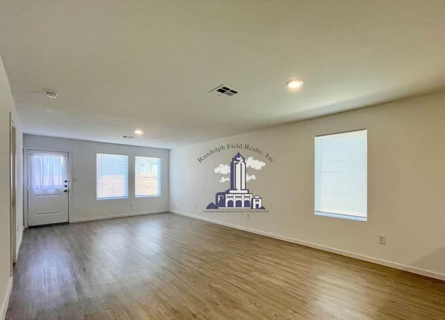 4-bedroom rental at 12931 Kathleen in St Hedwig, TX — photo 2