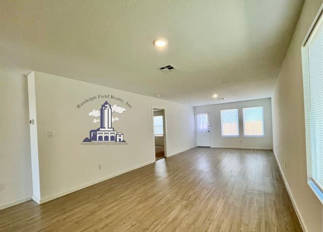 4-bedroom rental at 12931 Kathleen in St Hedwig, TX — photo 3