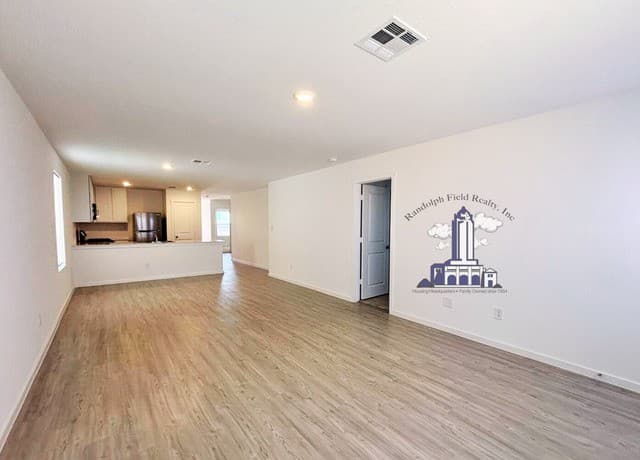 4-bedroom rental at 12931 Kathleen in St Hedwig, TX — photo 4
