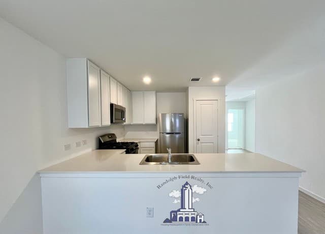 4-bedroom rental at 12931 Kathleen in St Hedwig, TX — photo 5