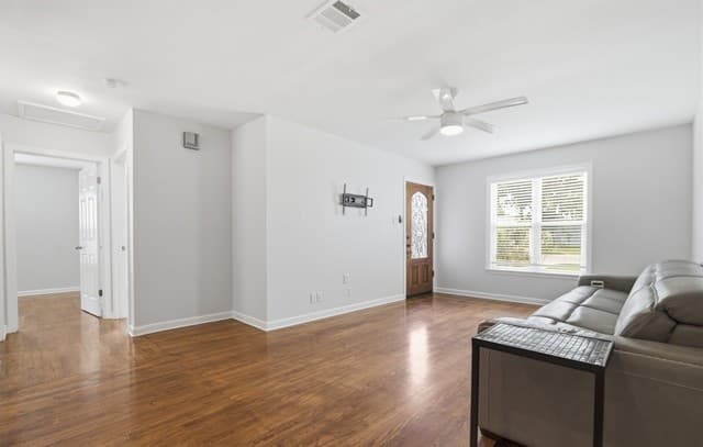 Home for sale at 511 Lovera Blvd in San Antonio, TX — photo 4