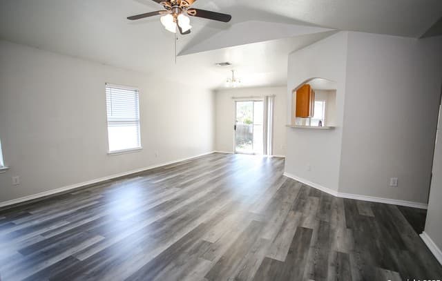 3-bedroom rental at 3444 Whisper Blf in Schertz, TX — photo 2