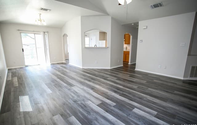 3-bedroom rental at 3444 Whisper Blf in Schertz, TX — photo 4