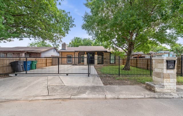 Home for sale at 6750 Paradise Oak Dr in San Antonio, TX — photo 1