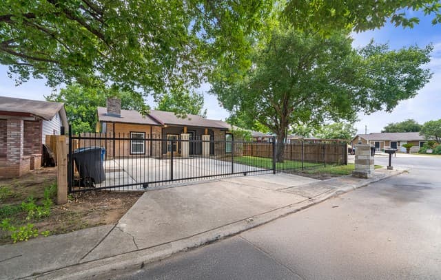 Home for sale at 6750 Paradise Oak Dr in San Antonio, TX — photo 3