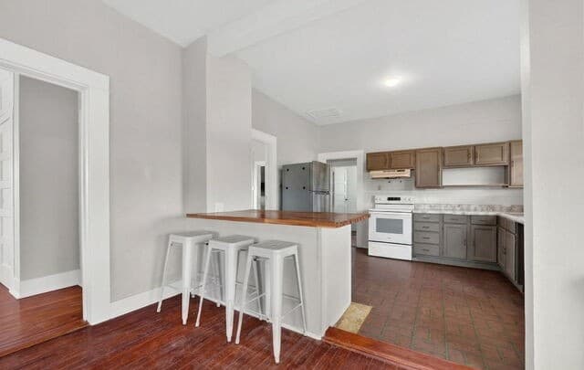 2-bedroom rental at 3021 County Road 467 in Devine, TX — photo 2