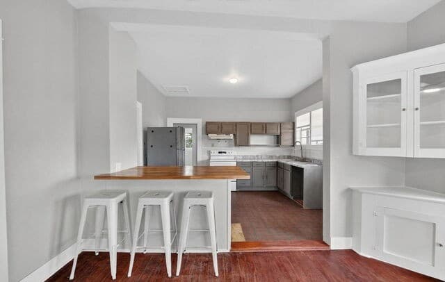 2-bedroom rental at 3021 County Road 467 in Devine, TX — photo 3