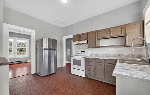 2-bedroom rental at 3021 County Road 467 in Devine, TX — photo 4