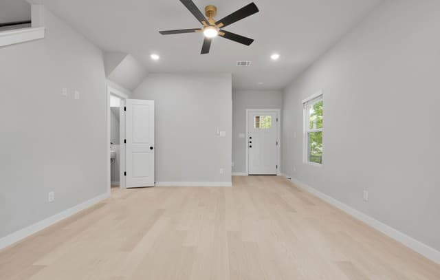 3-bedroom rental at 521 Dakota Unit 101 in San Antonio, TX — photo 3