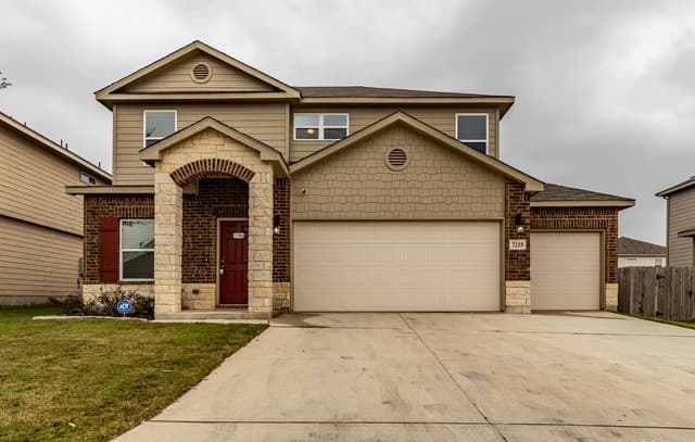 4-bedroom rental at 7219 Dark Moon in Converse, TX — photo 2