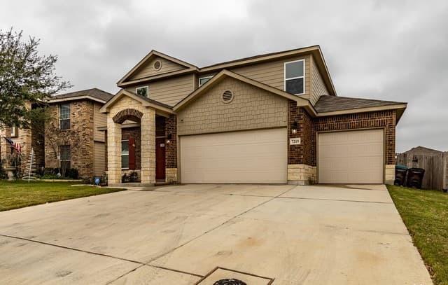 4-bedroom rental at 7219 Dark Moon in Converse, TX — photo 3