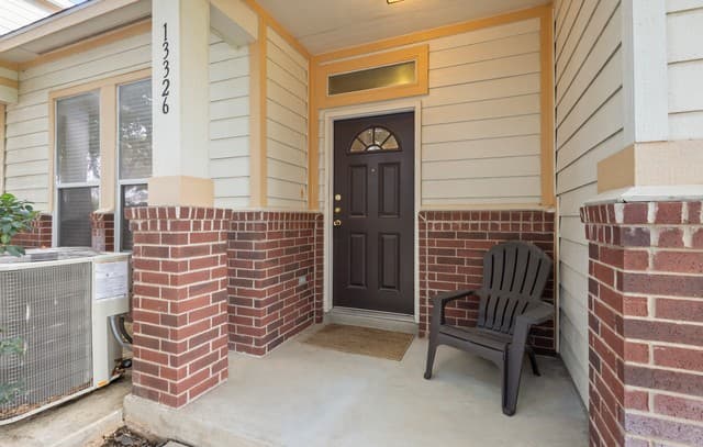 2-bedroom rental at 13326 Bristow Dawn in San Antonio, TX — photo 2