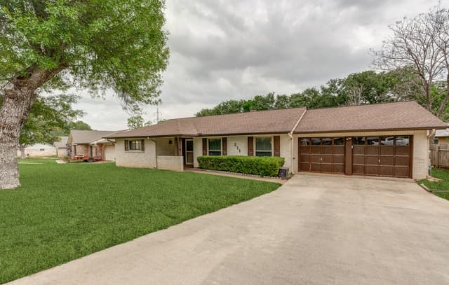 Home for sale at 211 Forrest Trl in Universal City, TX — photo 2