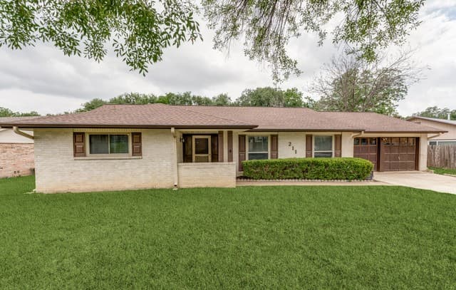 Home for sale at 211 Forrest Trl in Universal City, TX — photo 4
