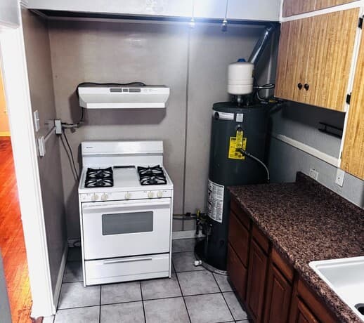 1-bedroom rental at 409 W Lynwood Ave Unit 1 in San Antonio, TX — photo 3