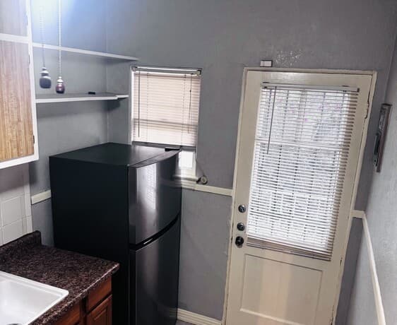 1-bedroom rental at 409 W Lynwood Ave Unit 1 in San Antonio, TX — photo 4