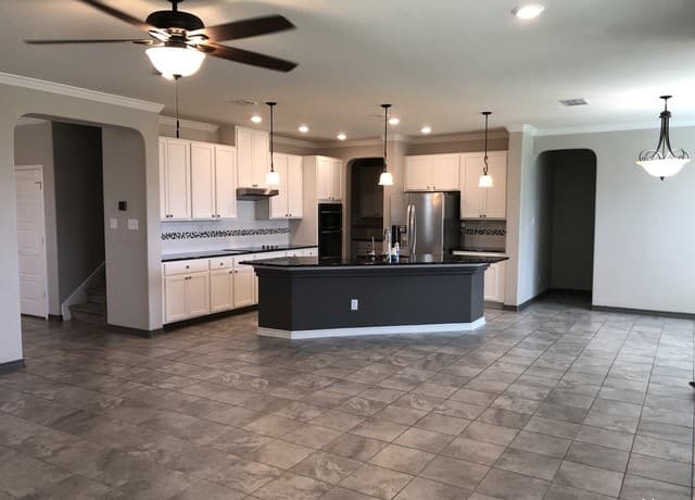 5-bedroom rental at 408 Landmark Stone in Cibolo, TX — photo 2