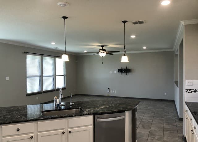 5-bedroom rental at 408 Landmark Stone in Cibolo, TX — photo 3