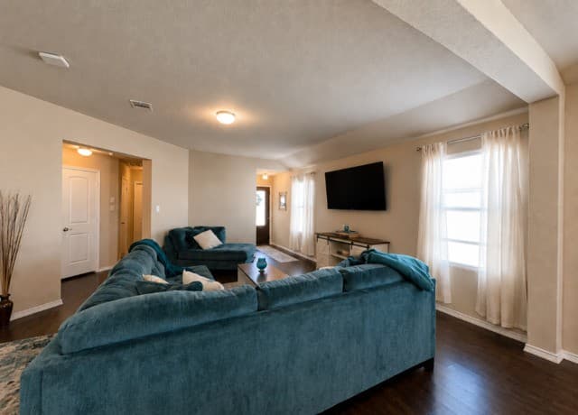 4-bedroom rental at 8510 Terlingua Cove in Converse, TX — photo 5