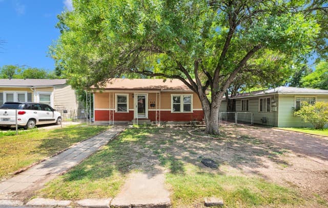 2-bedroom rental at 317 Frost St in San Antonio, TX — photo 2