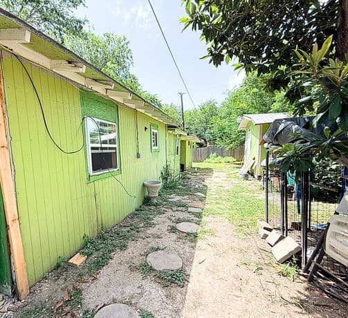 Home for sale at 1110 W Lynwood Ave in San Antonio, TX — photo 5