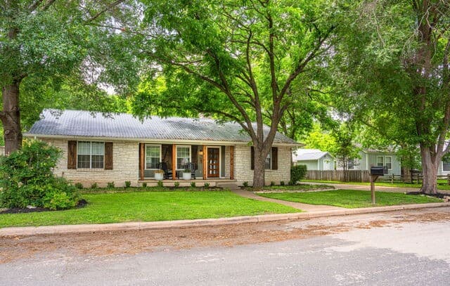 4-bedroom home for sale at 506 N Lincoln St in Fredericksburg TX