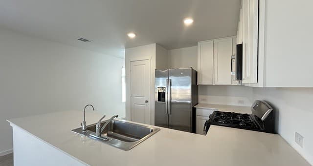 4-bedroom rental at 11653 Dog Rose in Converse, TX — photo 4