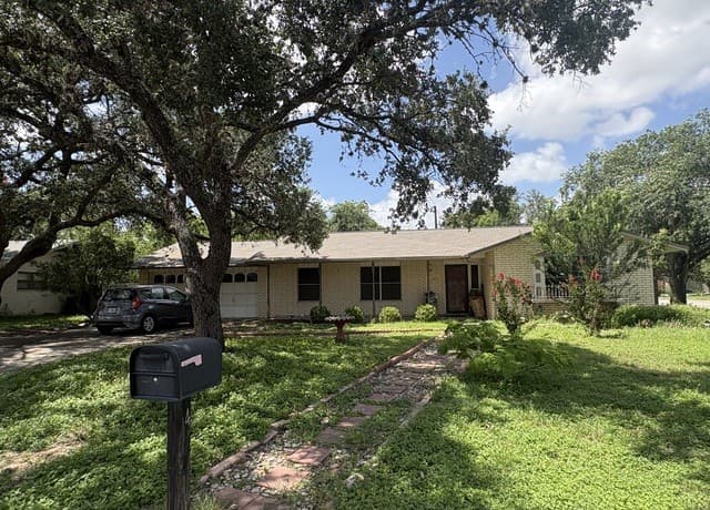 Home for sale at 457 Winfield Blvd in Windcrest, TX — photo 2