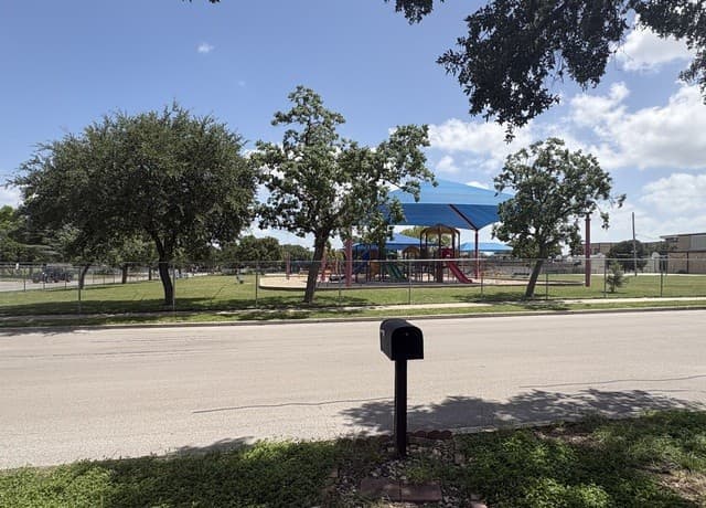 Home for sale at 457 Winfield Blvd in Windcrest, TX — photo 3