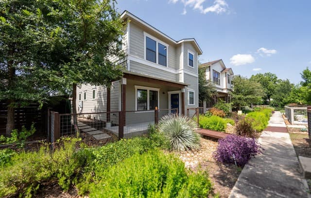 2-bedroom rental at 1150 N Olive St in San Antonio, TX — photo 5