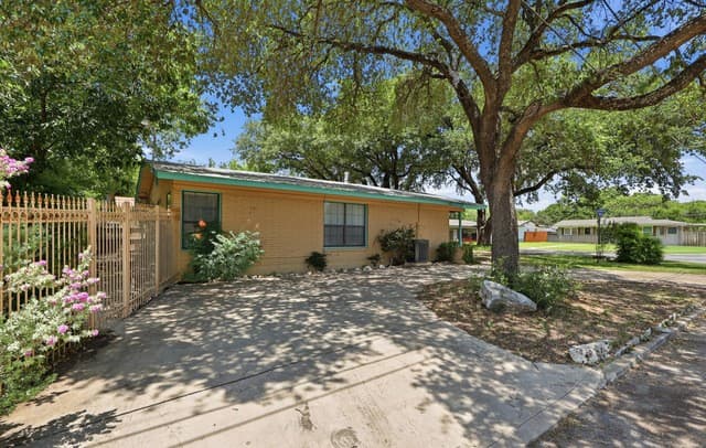 Home for sale at 202 Chelsea Dr in San Antonio, TX — photo 4
