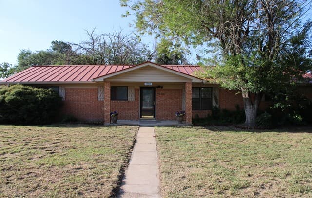Home for sale at 1204 W Goodwin St in Pleasanton, TX — photo 1