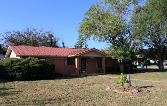 Home for sale at 1204 W Goodwin St in Pleasanton, TX — photo 2