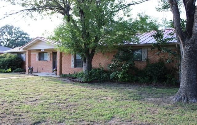 Home for sale at 1204 W Goodwin St in Pleasanton, TX — photo 3