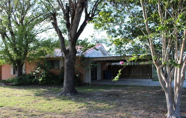 Home for sale at 1204 W Goodwin St in Pleasanton, TX — photo 4