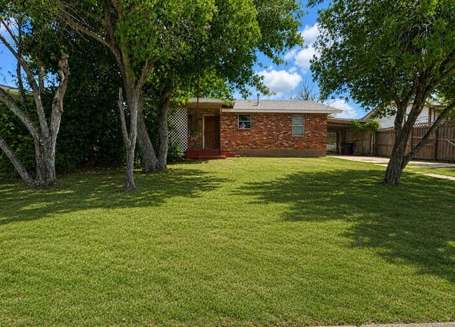 Home for sale at 1206 S 2nd St in Floresville, TX — photo 1