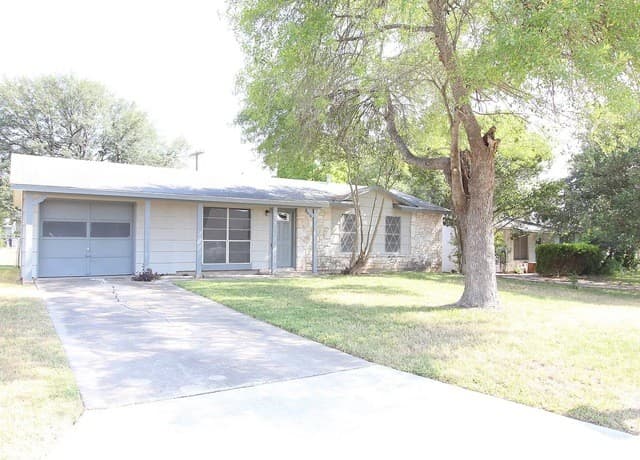 3-bedroom rental at 831 North Blvd in Universal City TX