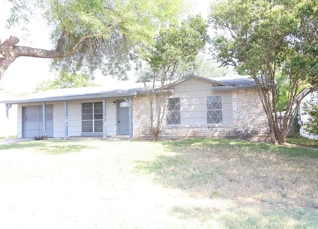 3-bedroom rental at 831 North Blvd in Universal City, TX — photo 2