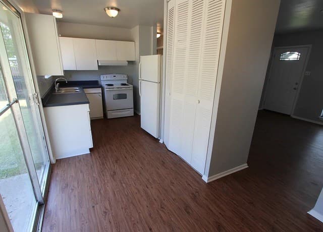 3-bedroom rental at 831 North Blvd in Universal City, TX — photo 5