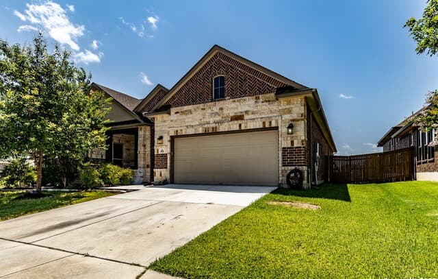 5-bedroom rental at 908 Sussex Cove in Cibolo, TX — photo 3