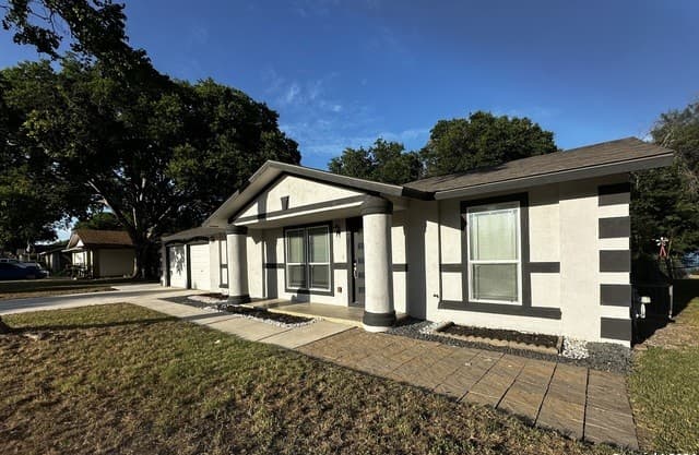 Home for sale at 8426 Glen Ct in San Antonio, TX — photo 5