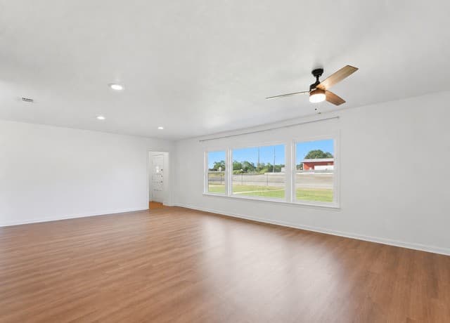 Home for sale at 600 S Storts St in Poth, TX — photo 2