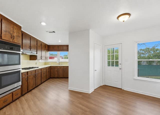 Home for sale at 600 S Storts St in Poth, TX — photo 3
